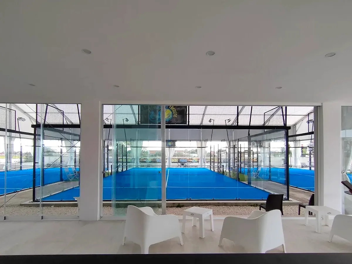 Lounge con vetrate affacciato sui campi da padel