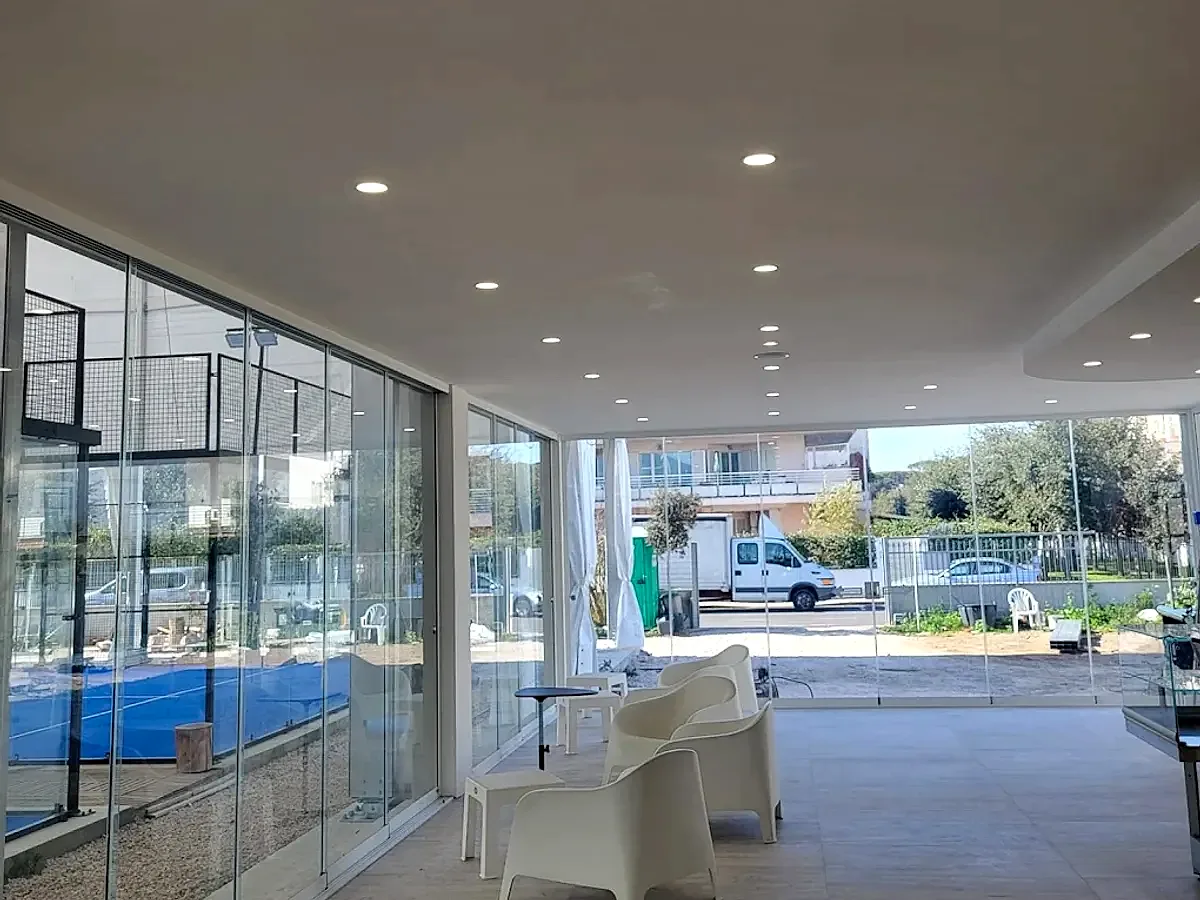 Sala relax con vetrate e vista sui campi