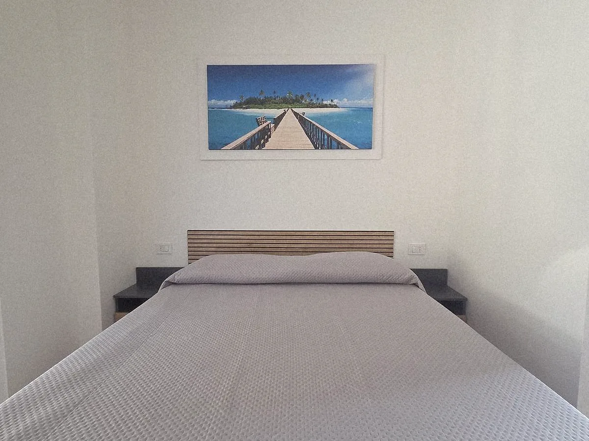 Camera da letto con letto matrimoniale e quadro al muro